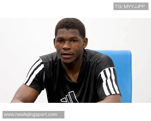 爱德华兹现场脱下比赛球衣赠送球迷令人惊叹的温暖瞬间 爱德华兹现场脱下比赛球衣赠送球迷令人惊叹的温暖瞬间