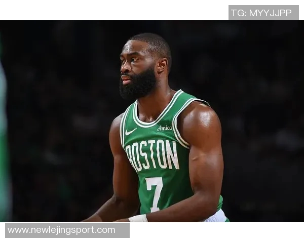 杰伦布朗半场表现平平7投3中三分命中率高但仅得8分助力球队需更努力 杰伦布朗半场表现平平7投3中三分命中率高但仅得8分助力球队需更努力