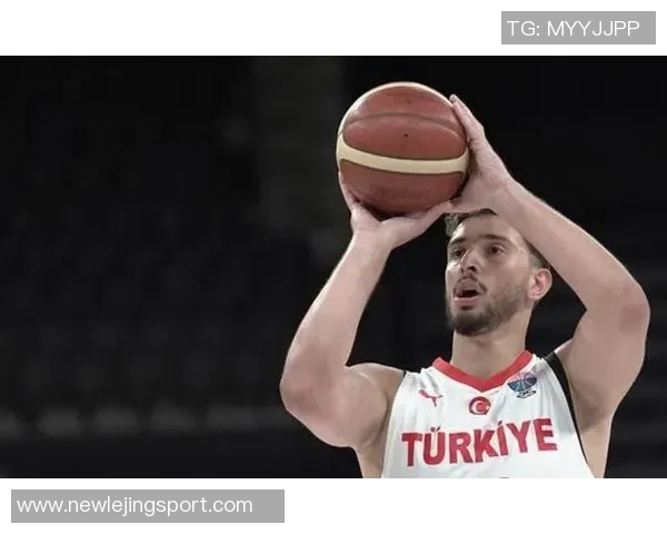 申京与亚当斯默契配合卡佩拉迅速融入双塔战术体系