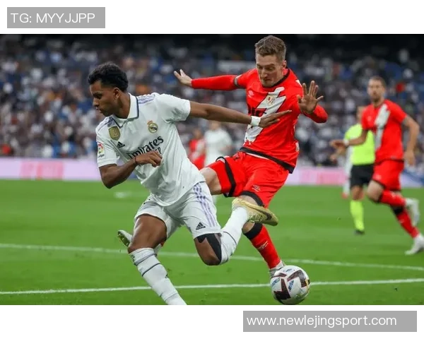 西甲球员开场静止抗议引发热议赛事转播俯瞰球场长达20秒